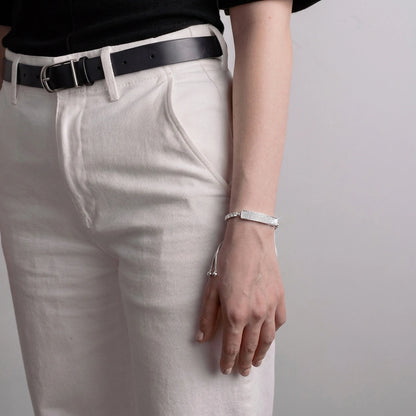 [FR] Bracelet Tetra porté avec une tenue de ville