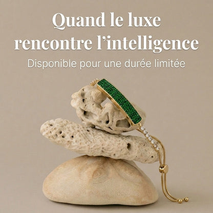 [FR] Bracelet Tetra or et vert impérial posé sur des pierres