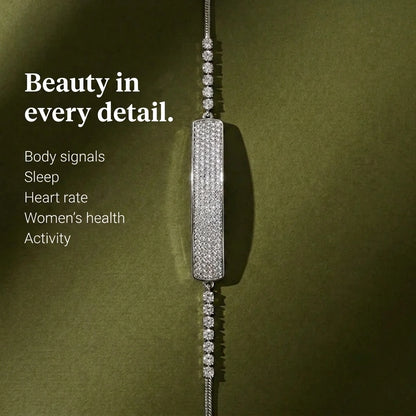 [EN] Close-up of the crystal pavé bar on the silver Tetra band